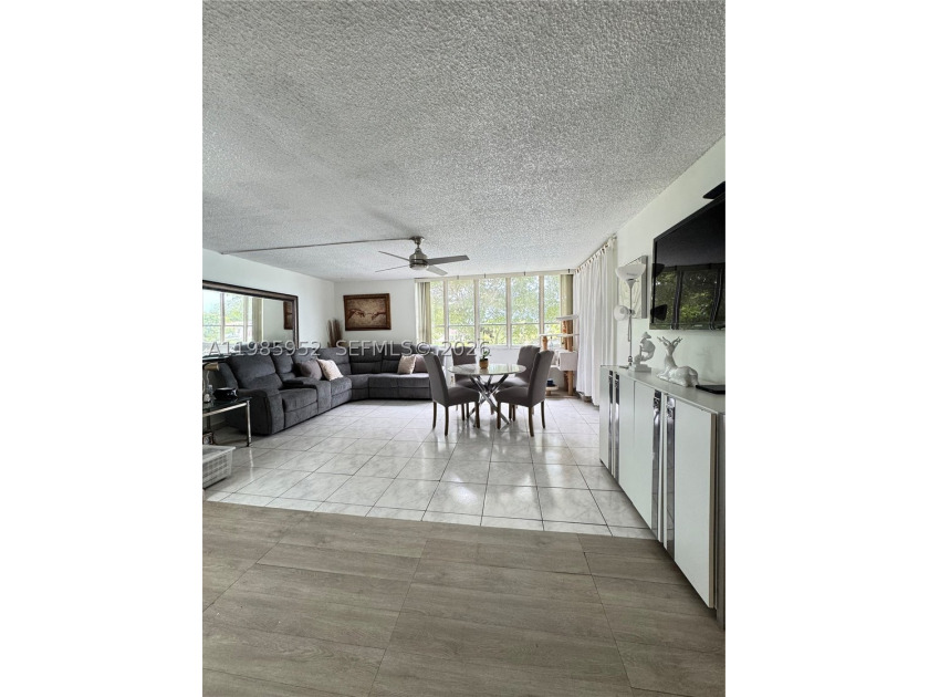 Spacious 3/2 plus Den kitchen and bathroom completely remodeled - photo 13