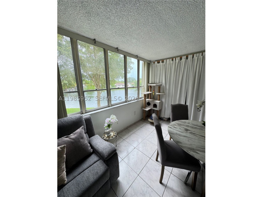 Spacious 3/2 plus Den kitchen and bathroom completely remodeled - photo 14