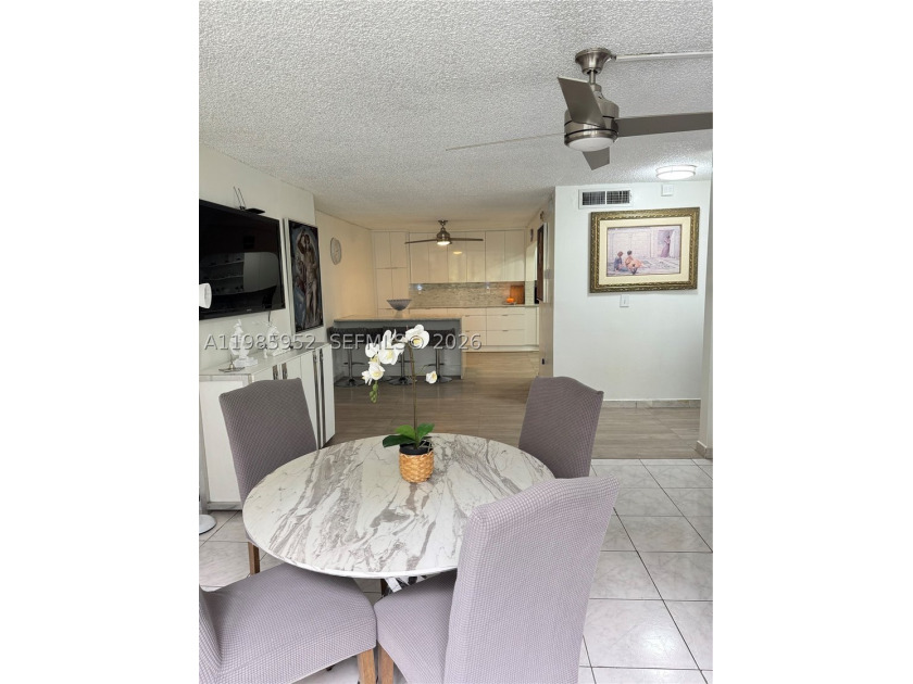 Spacious 3/2 plus Den kitchen and bathroom completely remodeled - photo 15