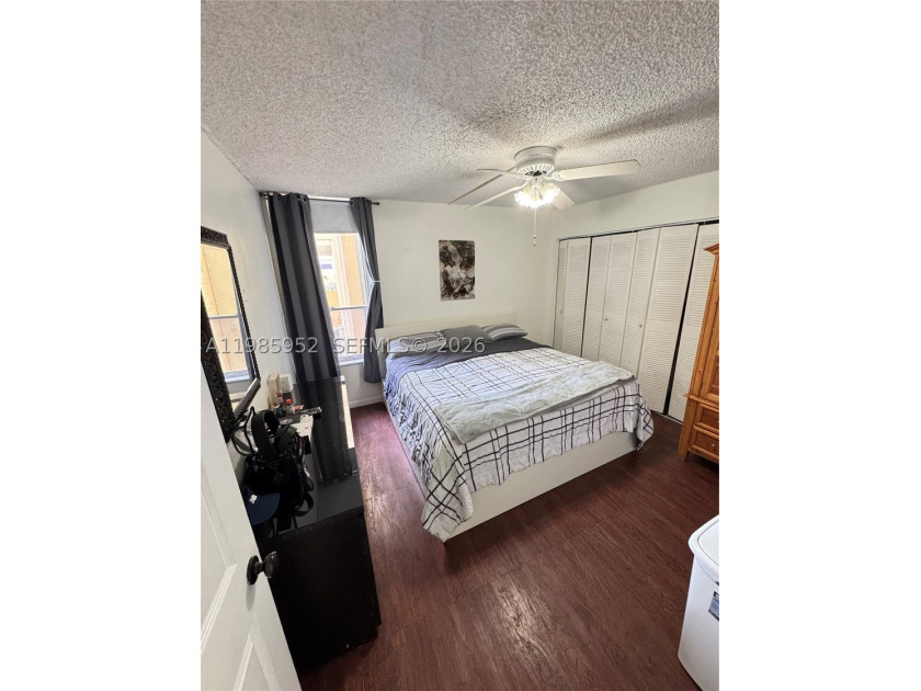 Spacious 3/2 plus Den kitchen and bathroom completely remodeled - photo 17