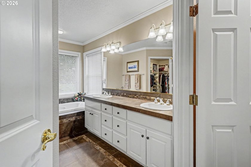 Welcome to this spacious and inviting 4 bed/ 2.5 bath home - photo 30