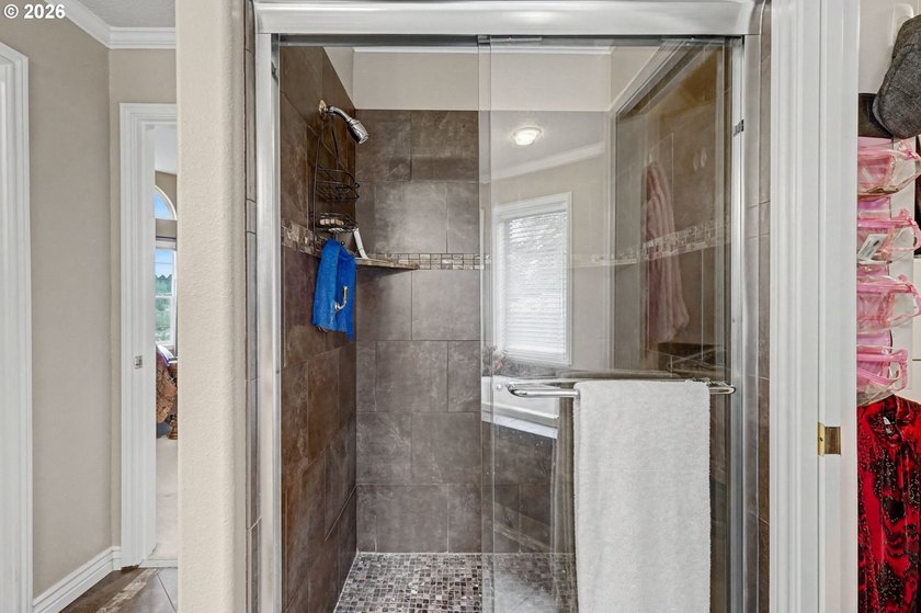 Welcome to this spacious and inviting 4 bed/ 2.5 bath home - photo 33