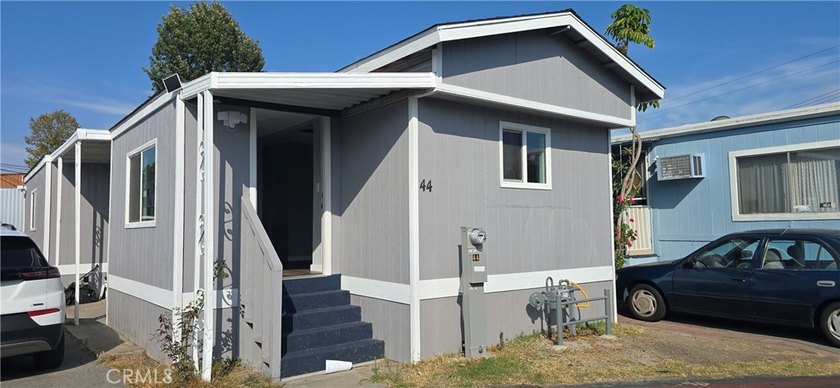 Remodeled 2 bedrooms, 2 full baths. Extra bonus room. New stove - photo 2