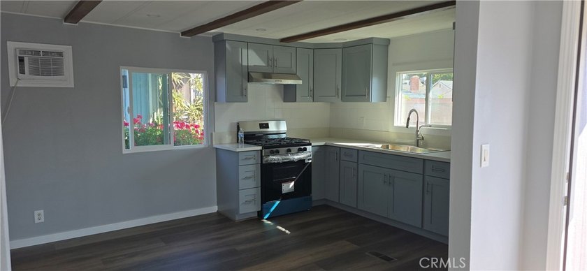 Remodeled 2 bedrooms, 2 full baths. Extra bonus room. New stove - photo 3