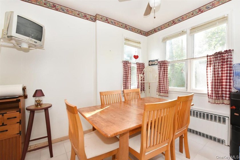Set on a peaceful, tree lined street in Freeport, this arts and - photo 11