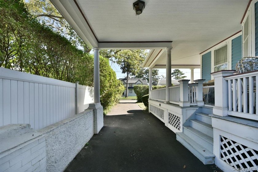 Set on a peaceful, tree lined street in Freeport, this arts and - photo 15