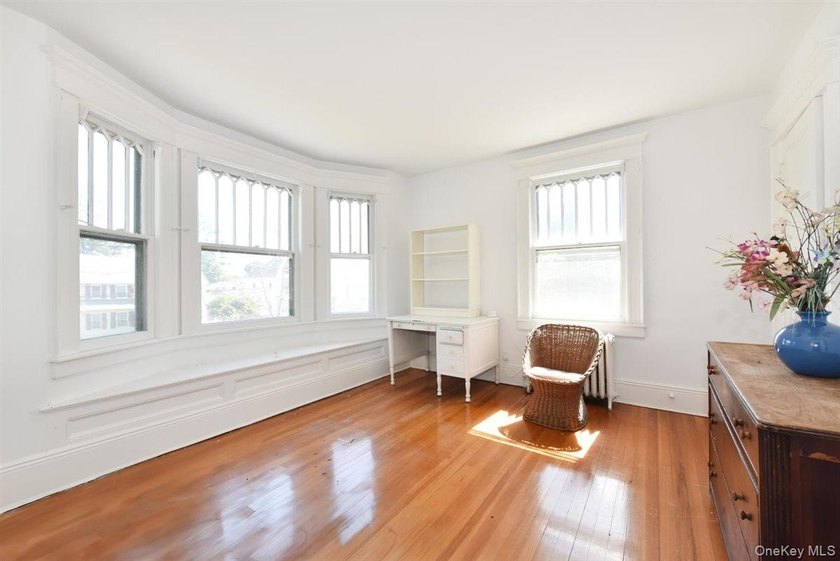 Set on a peaceful, tree lined street in Freeport, this arts and - photo 18