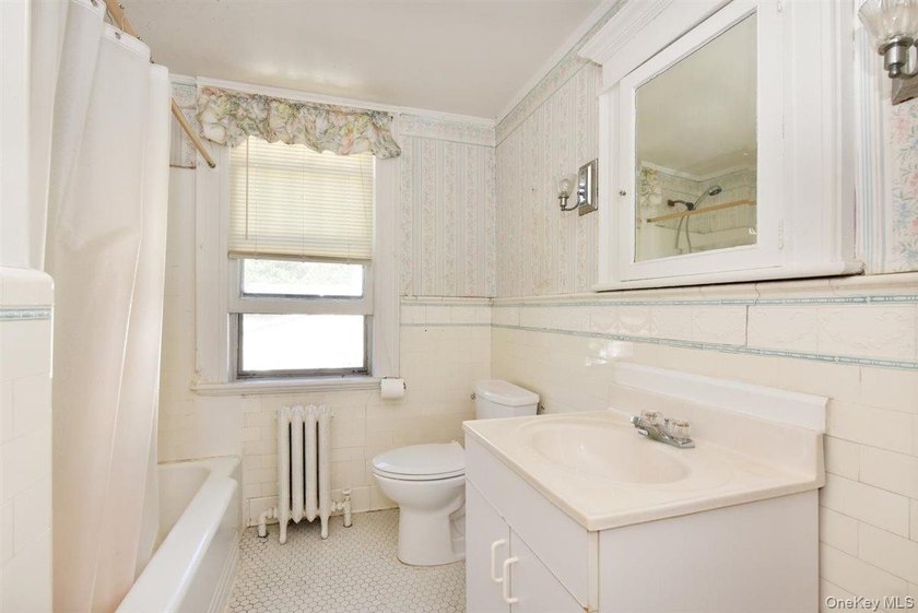 Set on a peaceful, tree lined street in Freeport, this arts and - photo 21