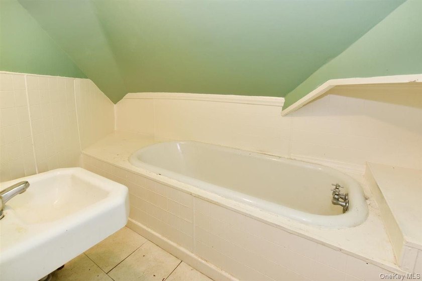 Set on a peaceful, tree lined street in Freeport, this arts and - photo 25