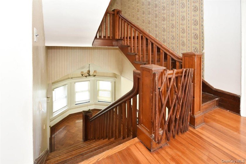 Set on a peaceful, tree lined street in Freeport, this arts and - photo 26