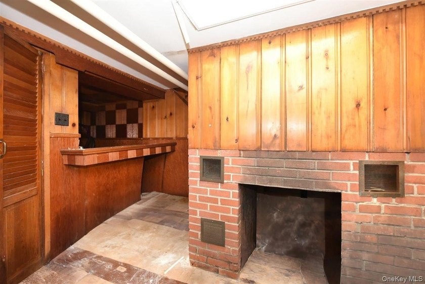 Set on a peaceful, tree lined street in Freeport, this arts and - photo 28