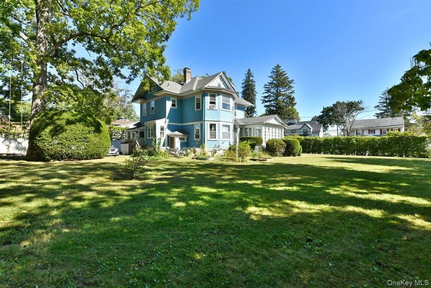 Set on a peaceful, tree lined street in Freeport, this arts and - photo 30