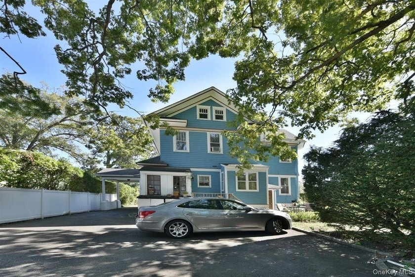 Set on a peaceful, tree lined street in Freeport, this arts and - photo 31
