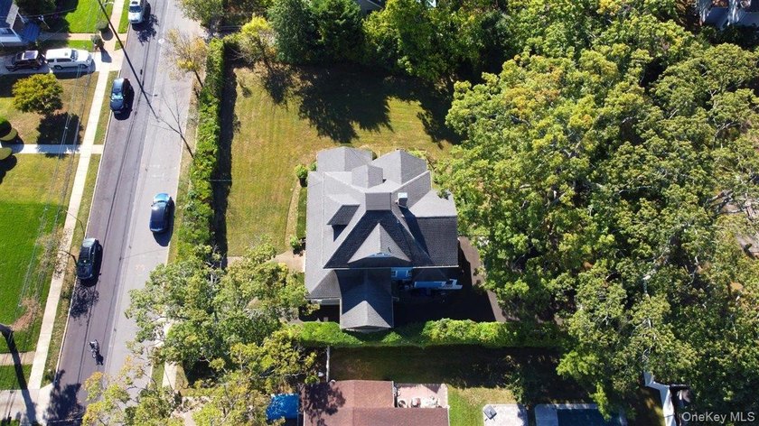 Set on a peaceful, tree lined street in Freeport, this arts and - photo 32