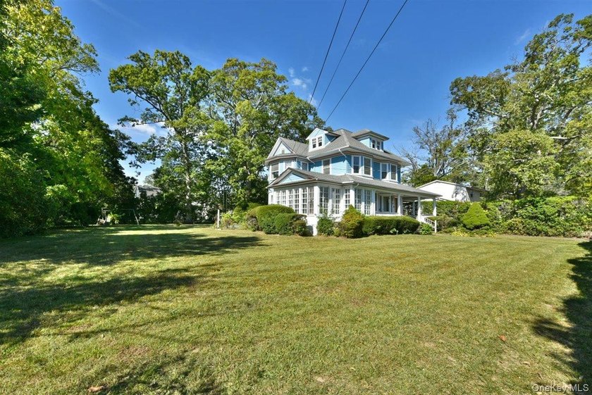 Set on a peaceful, tree lined street in Freeport, this arts and - photo 34
