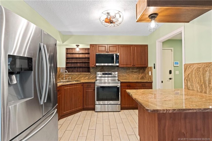 Don't miss this well-located 2-bedroom, 2-bathroom home just - photo 11