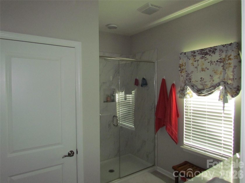 Gorgeous 3BD/2.5BTH in desirable Edgewater community! Large deck - photo 12