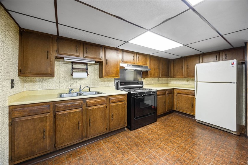 Lovely Webster Split-Level! This beautifully maintained home - photo 25