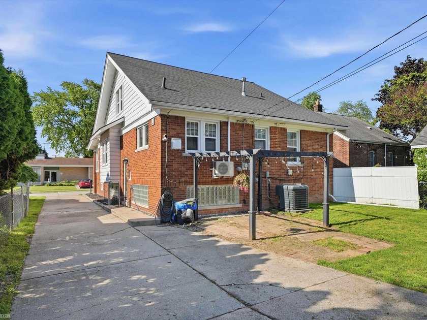 Welcome to this charming 4-bedroom split-level in the heart of - photo 34