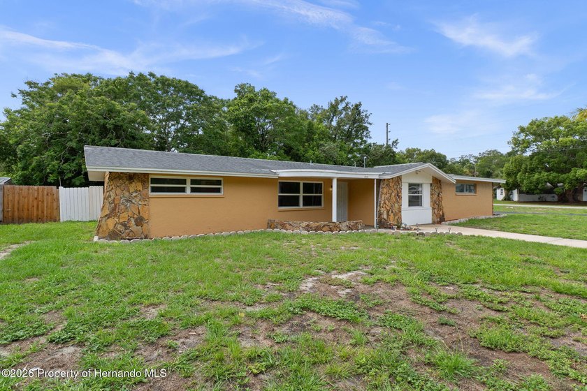 MOTlVATED SELLER! Welcome home to this beautifully updated - photo 3