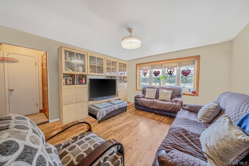 Welcome to this spacious and well-maintained Duplex in the heart - photo 4