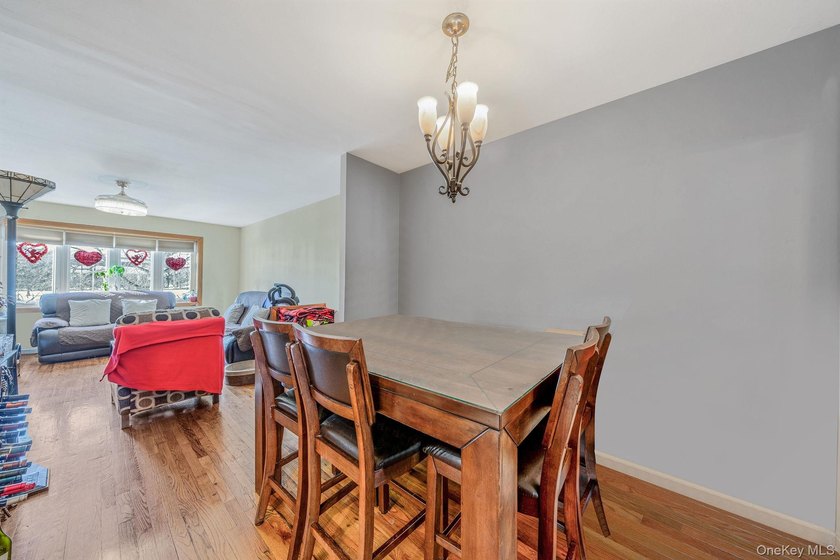 Welcome to this spacious and well-maintained Duplex in the heart - photo 5