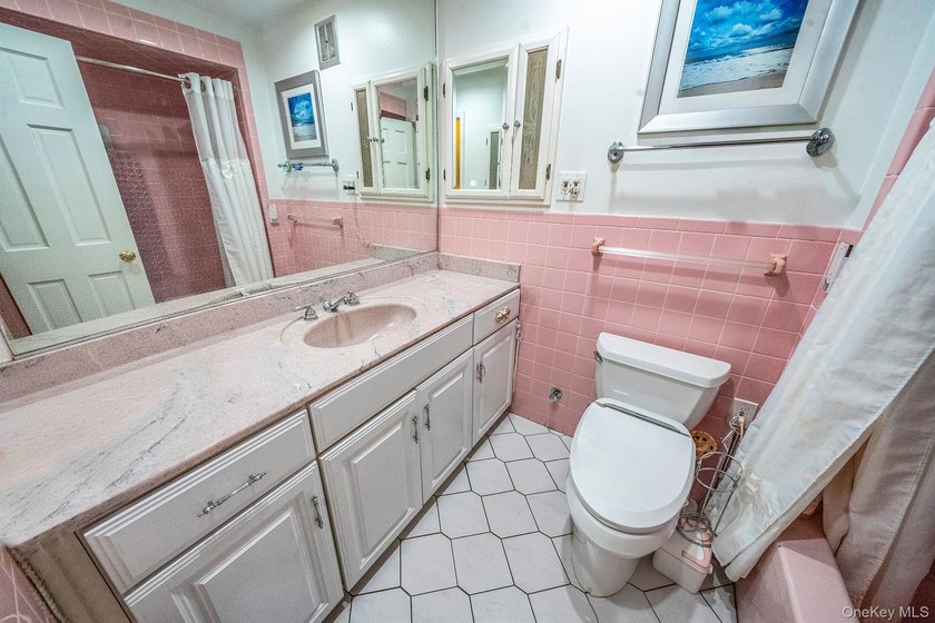 Welcome to this spacious and well-maintained Duplex in the heart - photo 10