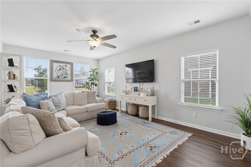 The heart of this this meticulously maintained 5-bedroom - photo 4