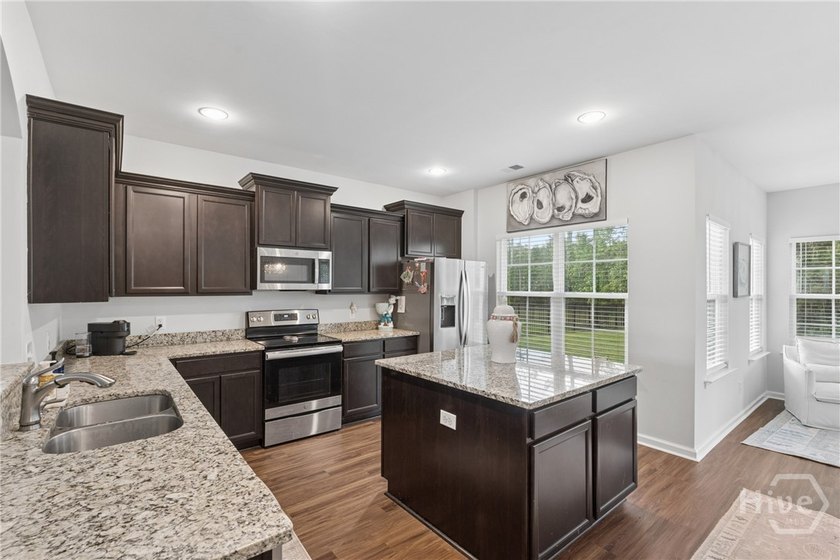 The heart of this this meticulously maintained 5-bedroom - photo 8