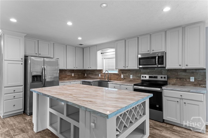 Welcome to your ultimate retreat! Built in 2020, this stunning - photo 6