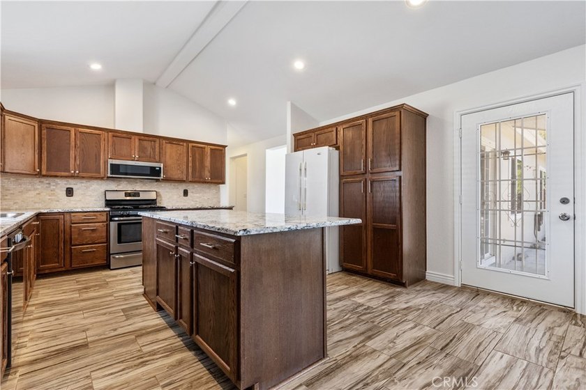 Welcome to this beautifully appointed, solar-owned 3-bedroom - photo 17