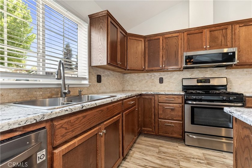 Welcome to this beautifully appointed, solar-owned 3-bedroom - photo 18