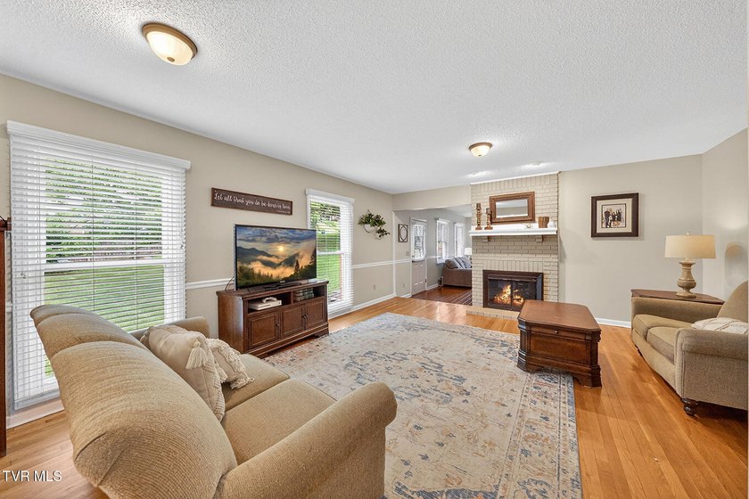 This elegant traditional brick home offers 4 bedrooms and 3.5 - photo 18