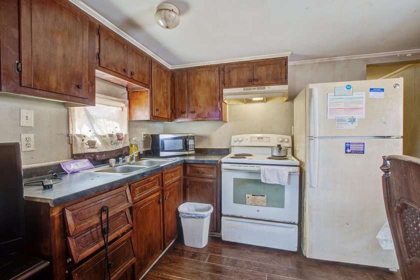 Investor Alert!! Income-generating multi unit property features - photo 27