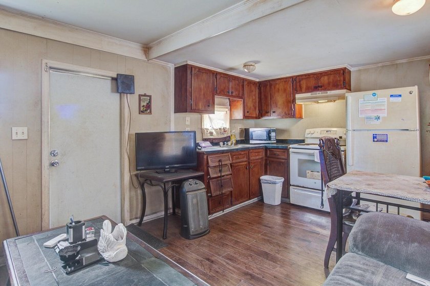Investor Alert!! Income-generating multi unit property features - photo 28