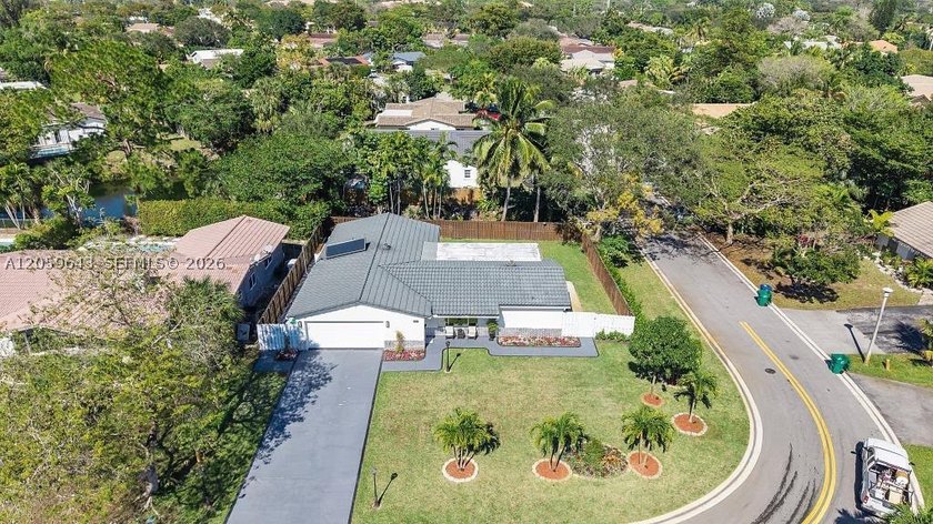 Completely renovated and move-in ready! This stunning 3-bedroom - photo 2