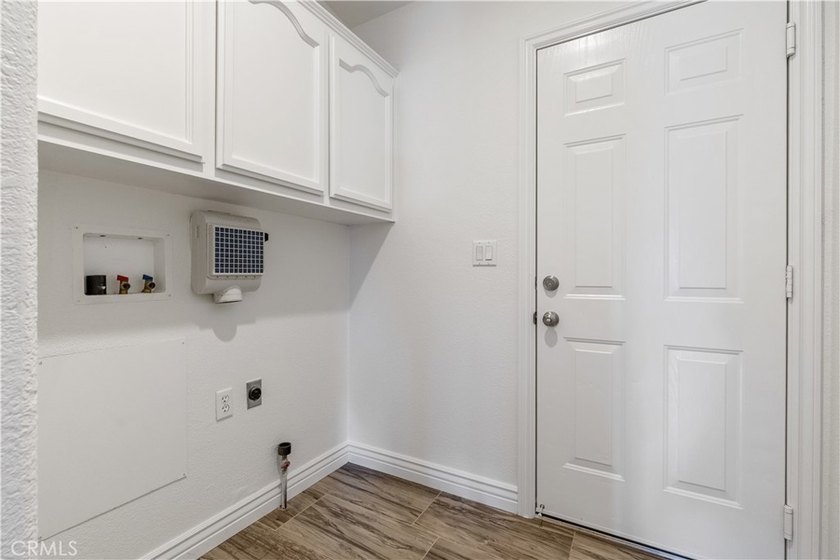Welcome to this beautifully appointed, solar-owned 3-bedroom - photo 32