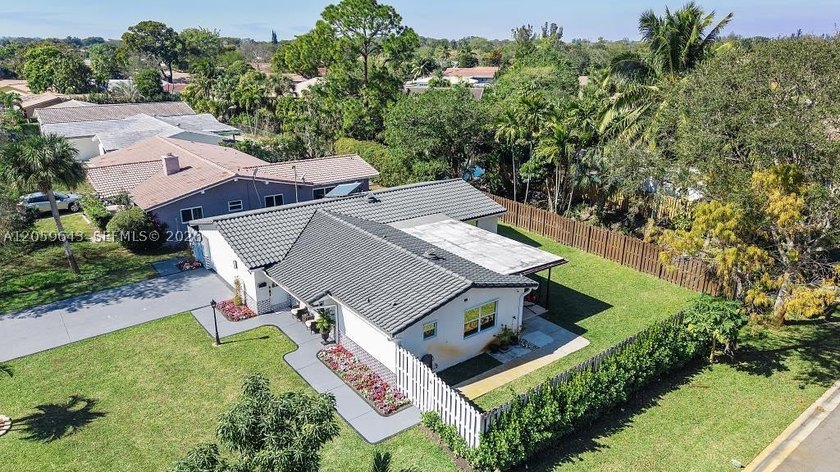 Completely renovated and move-in ready! This stunning 3-bedroom - photo 3