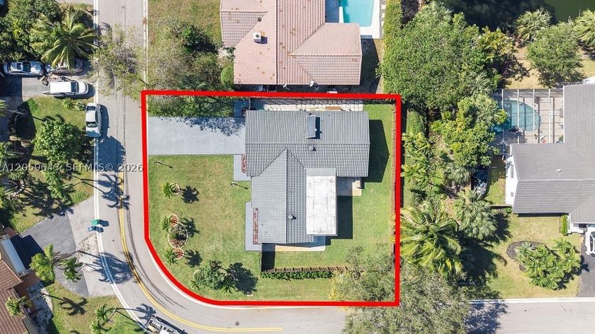 Completely renovated and move-in ready! This stunning 3-bedroom - photo 4