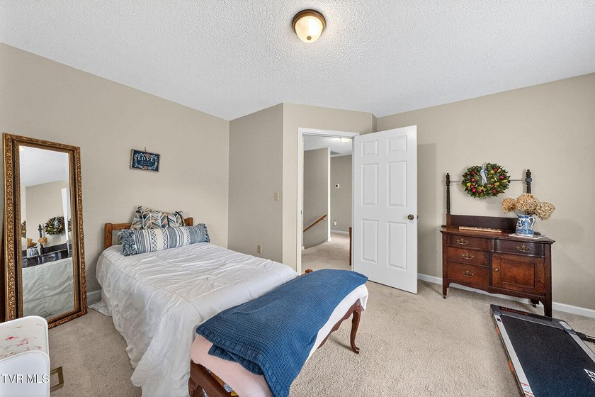 This elegant traditional brick home offers 4 bedrooms and 3.5 - photo 34