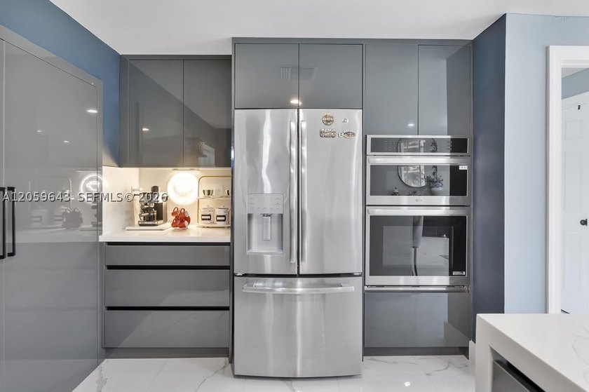 Completely renovated and move-in ready! This stunning 3-bedroom - photo 5