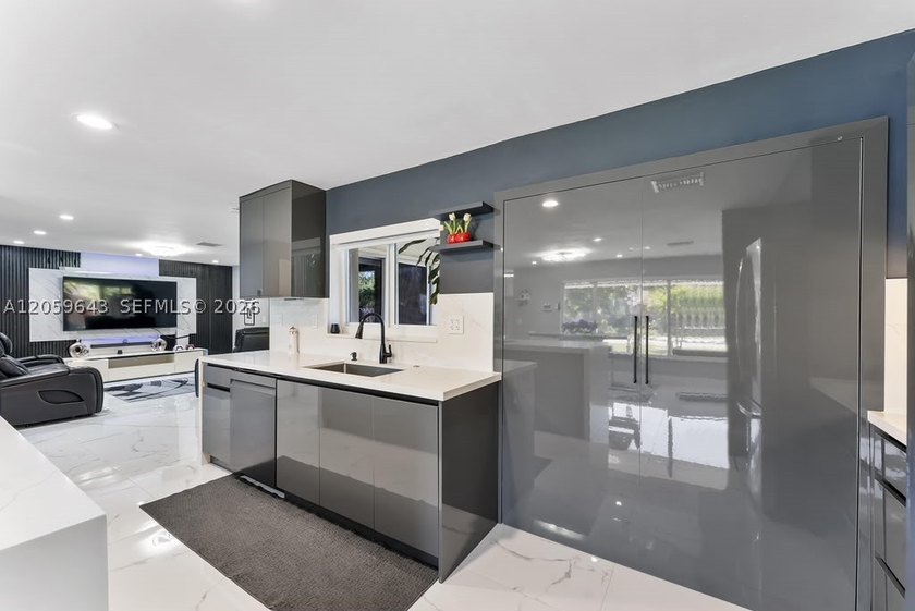 Completely renovated and move-in ready! This stunning 3-bedroom - photo 6