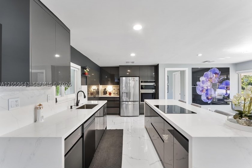 Completely renovated and move-in ready! This stunning 3-bedroom - photo 7