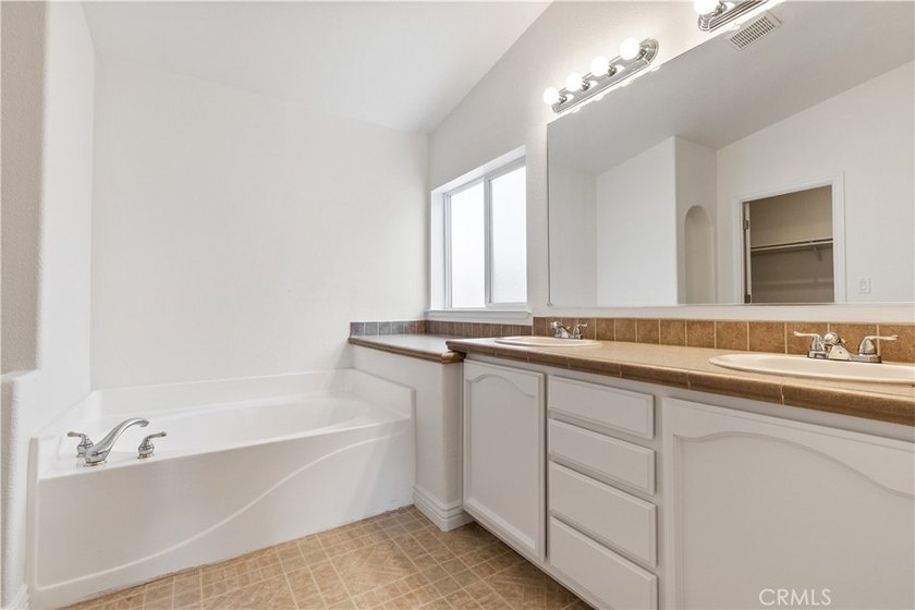 Welcome to this beautifully appointed, solar-owned 3-bedroom - photo 38