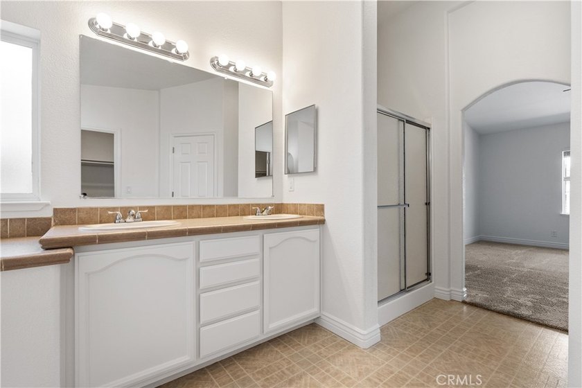 Welcome to this beautifully appointed, solar-owned 3-bedroom - photo 39