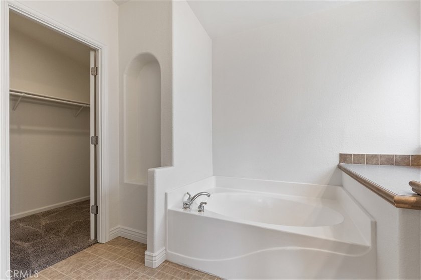 Welcome to this beautifully appointed, solar-owned 3-bedroom - photo 40