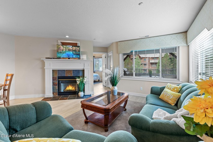 Turnkey condo at Arrow Point! Revel in stunning lake views from - photo 4