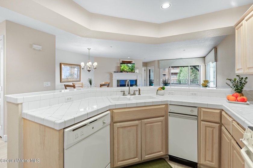 Turnkey condo at Arrow Point! Revel in stunning lake views from - photo 9