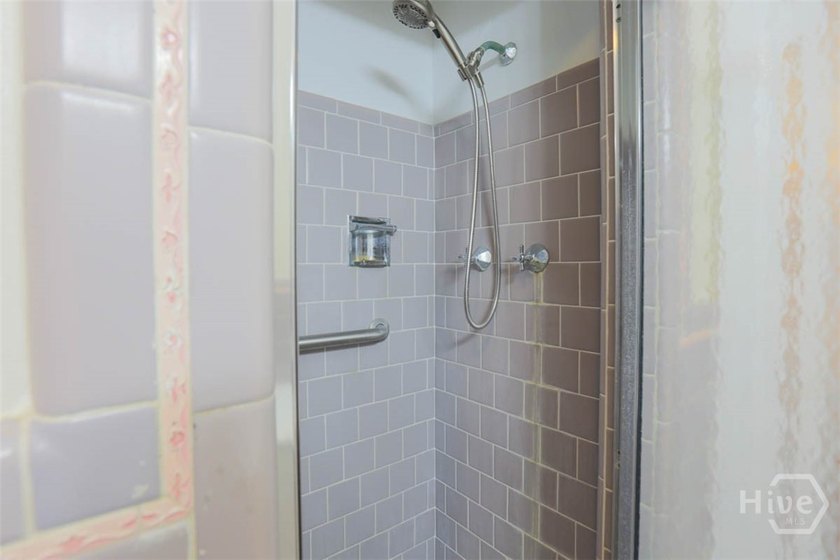 BACK ON THE MARKET, due to no fault of the Seller. Ready to make - photo 21