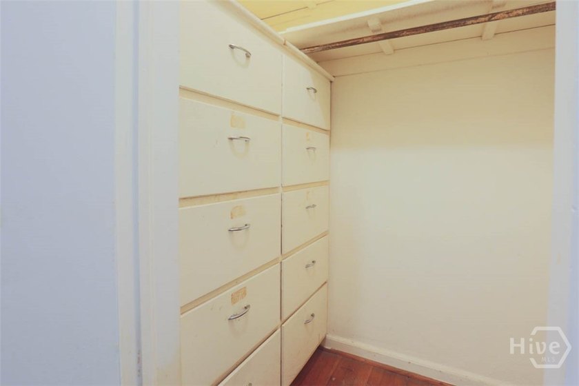 BACK ON THE MARKET, due to no fault of the Seller. Ready to make - photo 24